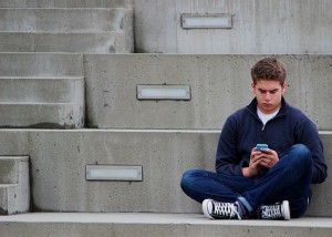 Imagen de un chico adolescente con su móvil